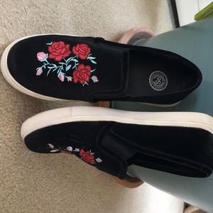 SO Black Velvet Skater Slide with Rose Motif Sz 8